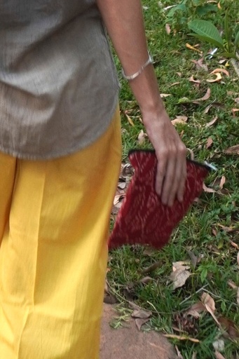 [POU-MED-RD_195-BTK_154_92-COT/0S] MEDIUM POUCH, RED, BATIK, COTTON